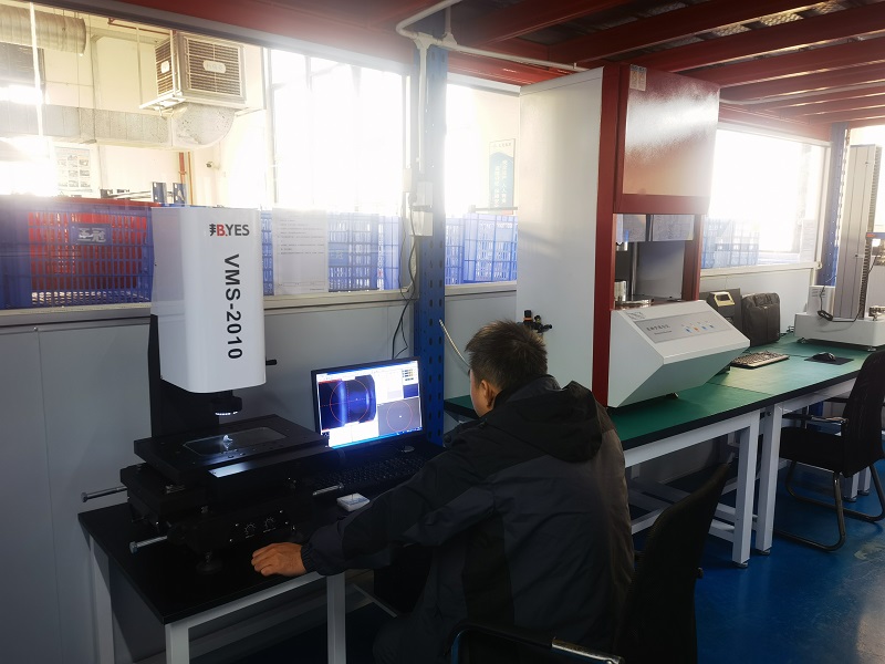 精密な測定・制御ソフトウェアシステムを搭載した光学画像測定機により、より正確な寸法のゴム部品を生産できます。